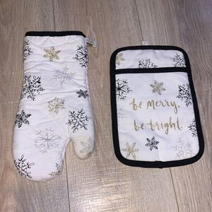 Kate Spade white snowflake kitchen oven mitt Set